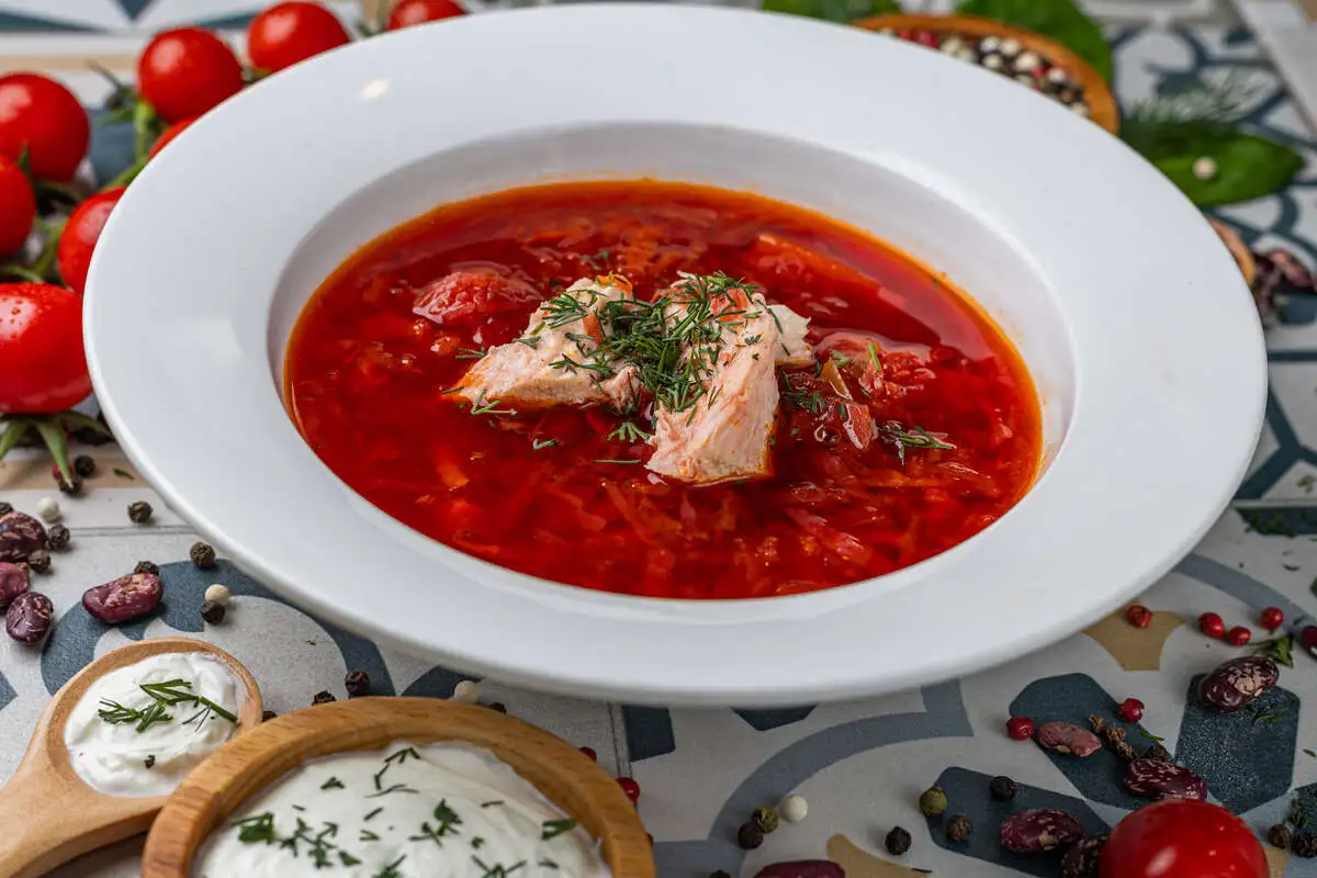 Красный борщ с курицей и фасолью