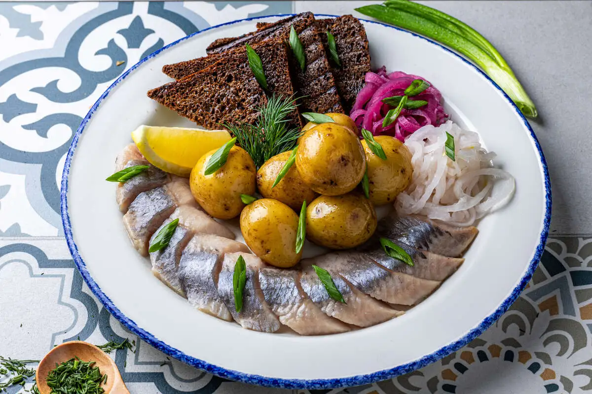 Селедка с красным луком и картофелем