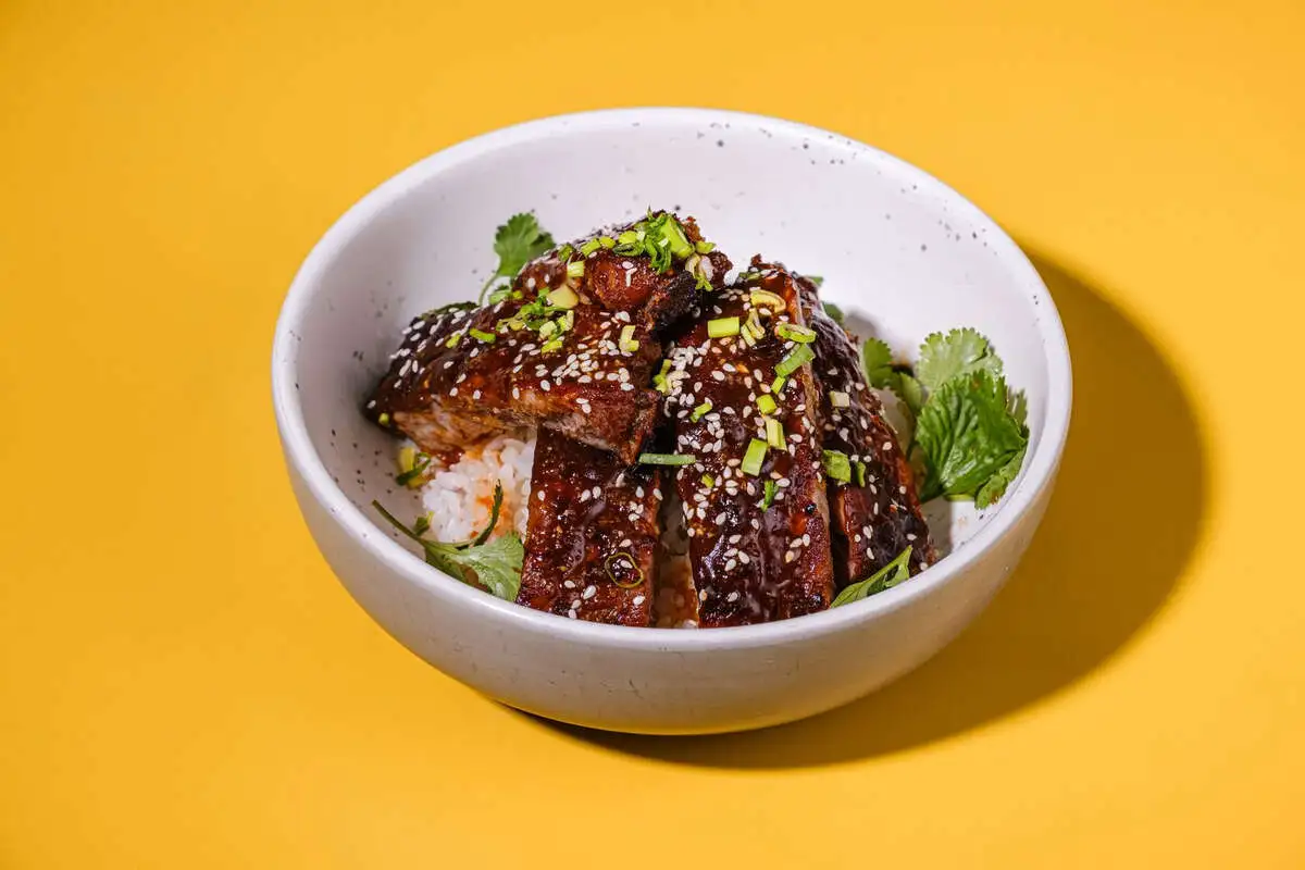 Ребра по-азиатски с рисом.