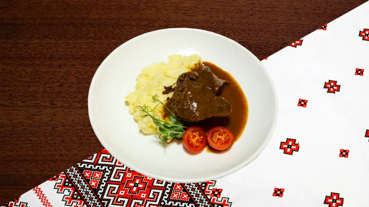 Телячьи щеки с картофельным пюре