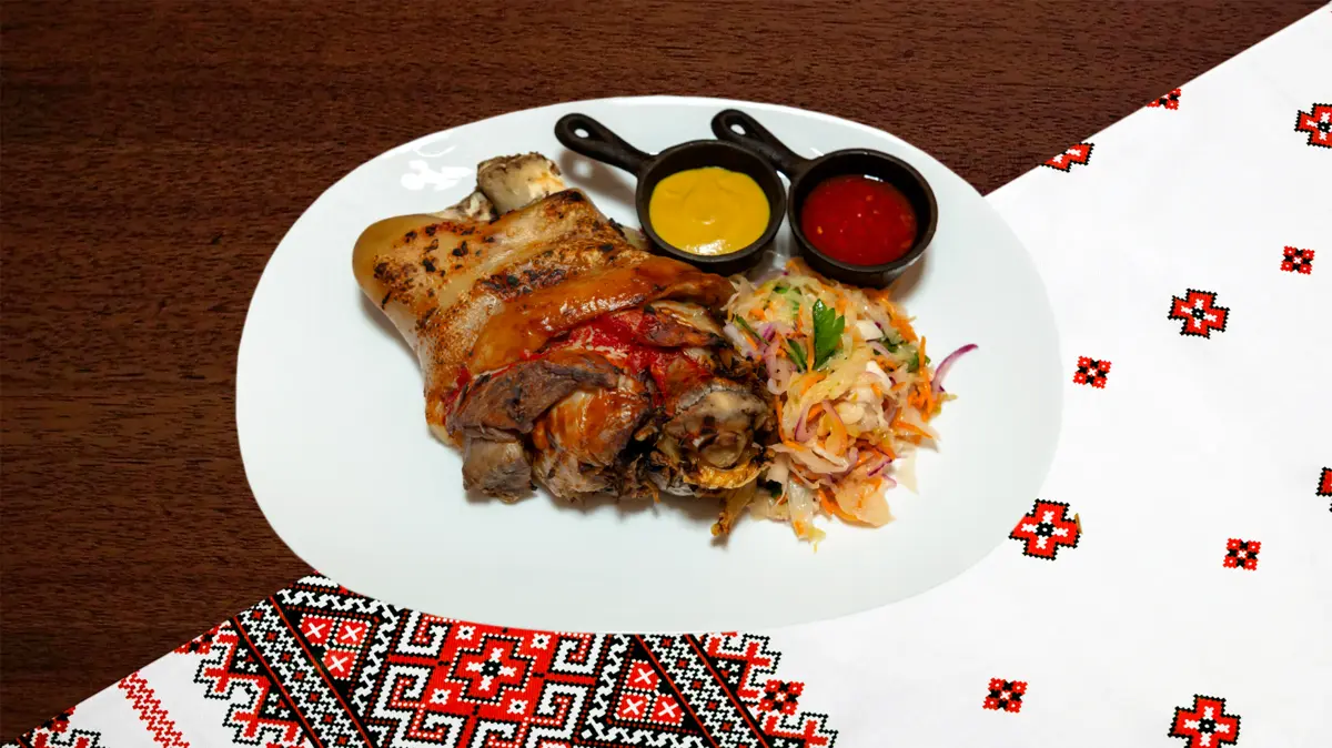 Рулька свиная с квашеной капустой