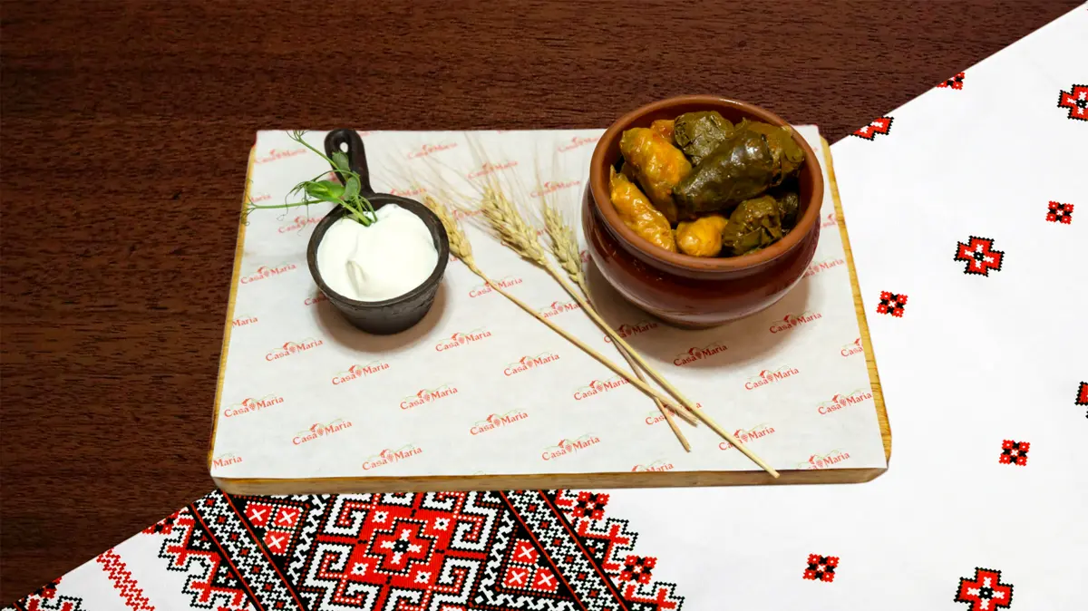 Голубцы со свининой в виноградном листе