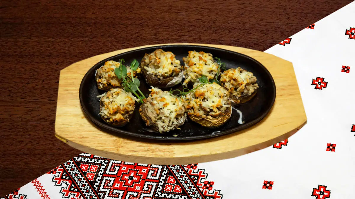 Запеченные шампиньоны, фаршированные мясом и сыром