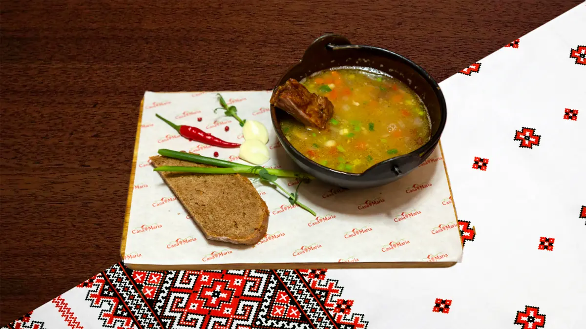 Чорба с фасолью на копченых свиных ребрах