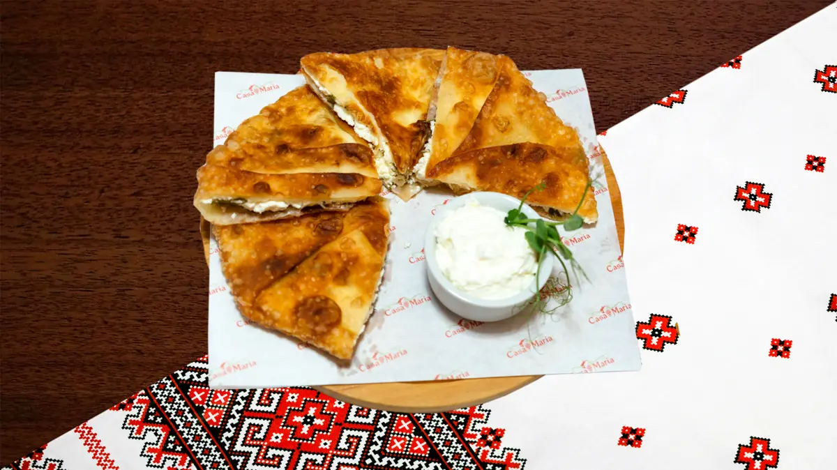 Плацинда с творогом и зеленью