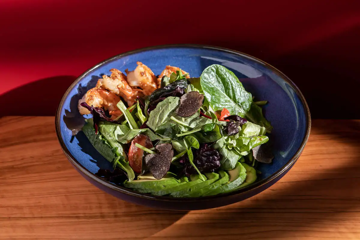 Салат с тигровыми креветками и трюфелем