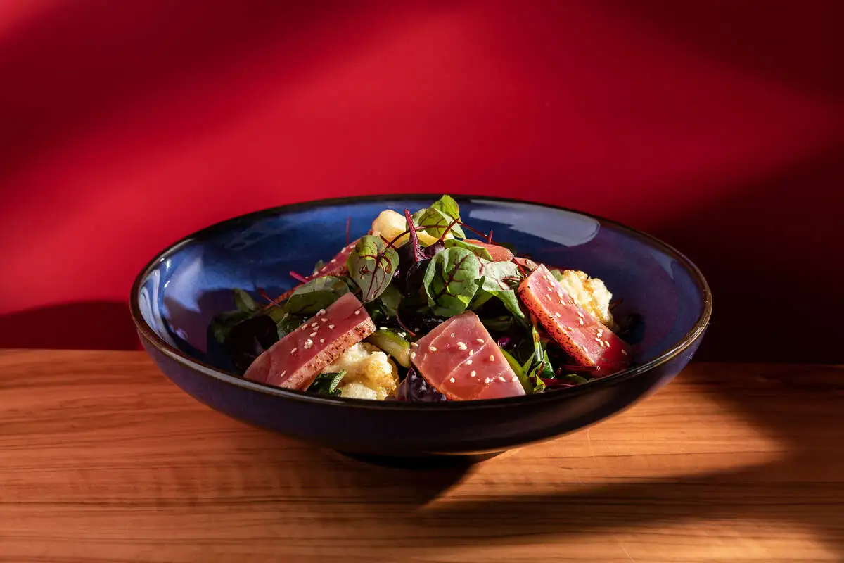 Салат с баклажанами и тунцом