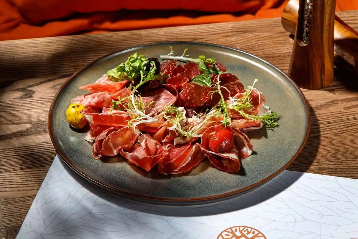 Мясные деликатесы собственного приготовления  карбонат, ростбиф, пастрами, сальсичча /большая/