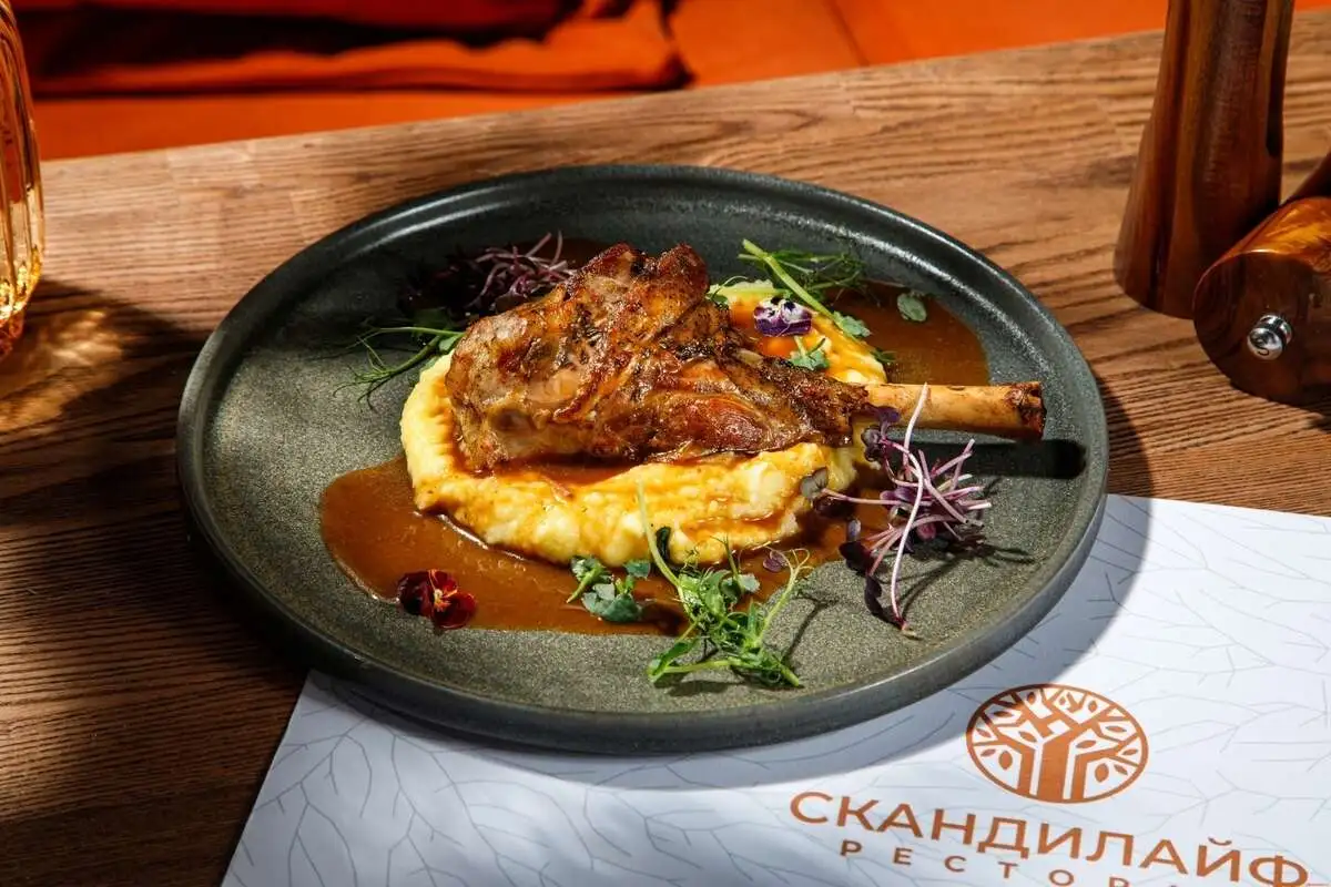 Томленая голень ягненка с мятым картофелем