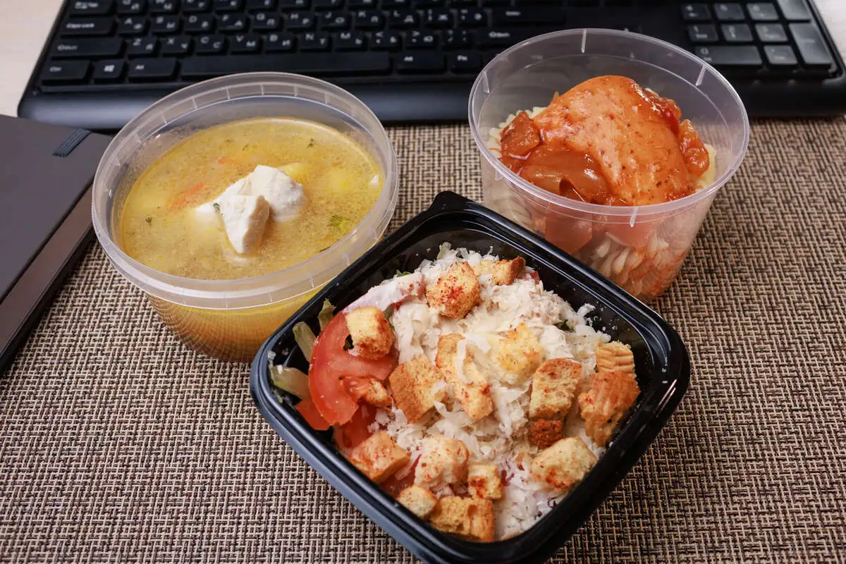 3 Чикен: Цезарь с курицей, Щи куриные из свежей капусты, Курочка лечо с макаронами