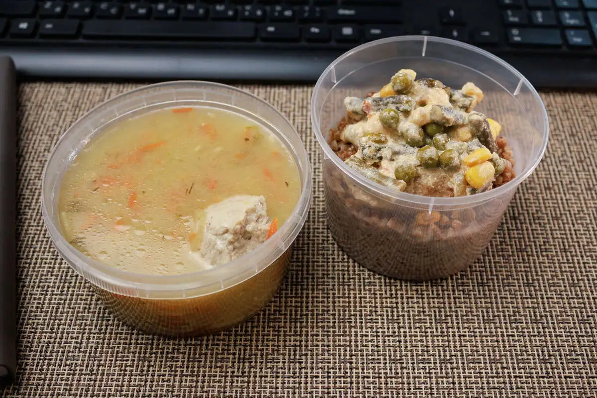 2 Чикен: Суп с фрикаделькой, Курица в соусе с овощами с гречей 