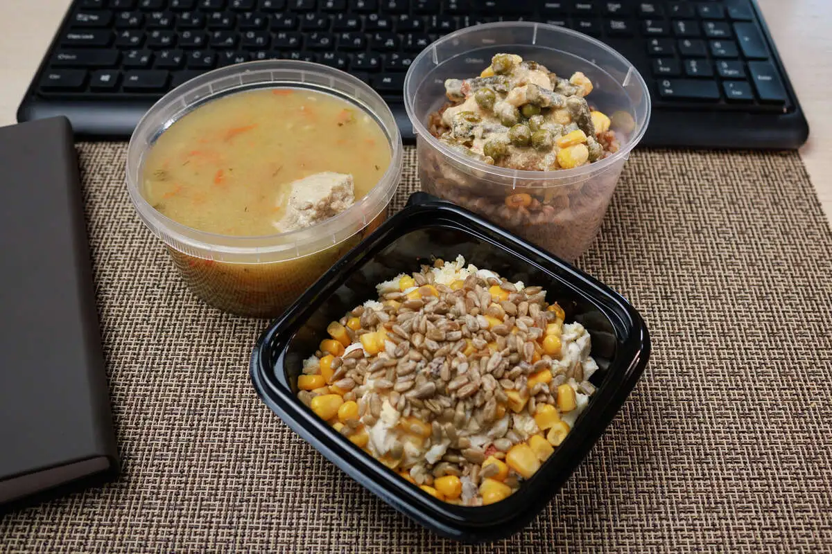 3 Чикен: С курицей и семечками, Суп с фрикаделькой, Курица в соусе с овощами с гречей