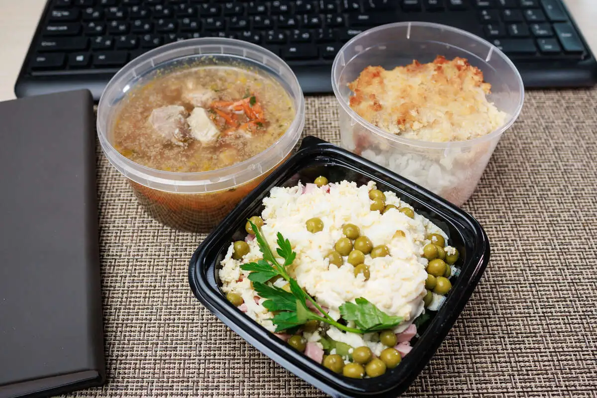 3 Мясной: Оливье, Картофельный со свининой, Свинка по-венски с рисом