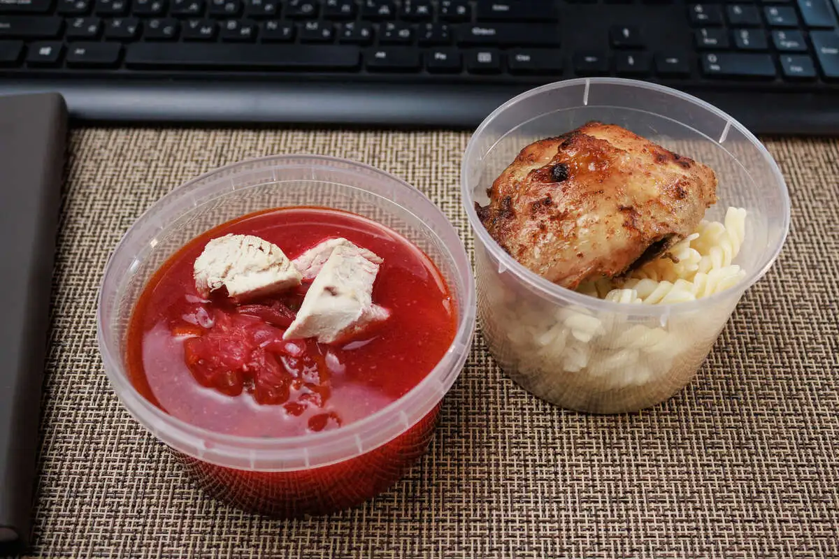 2 Чикен: Борщ с курицей, Курочка запечённая с макаронами