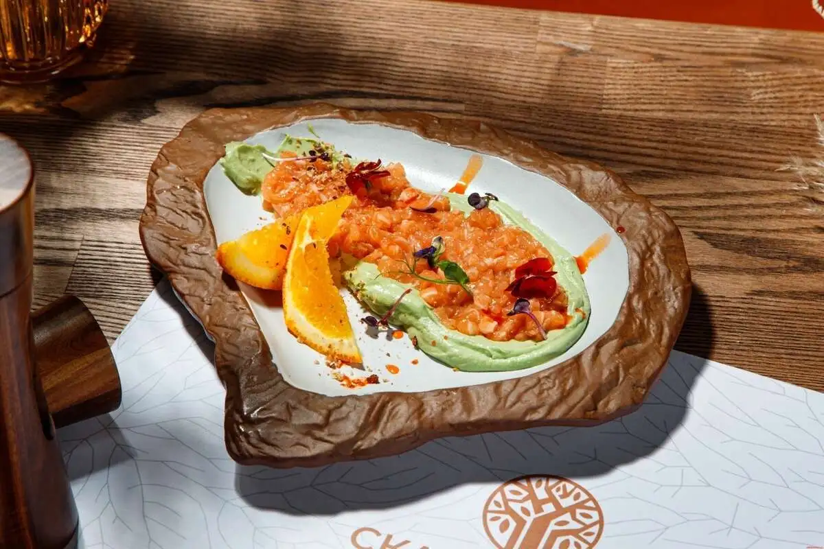 Тартар из лосося и кремом из авокадо