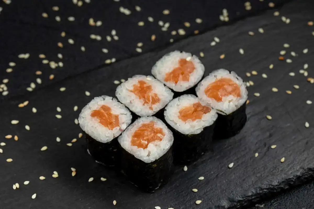 Хосомаки с лососем