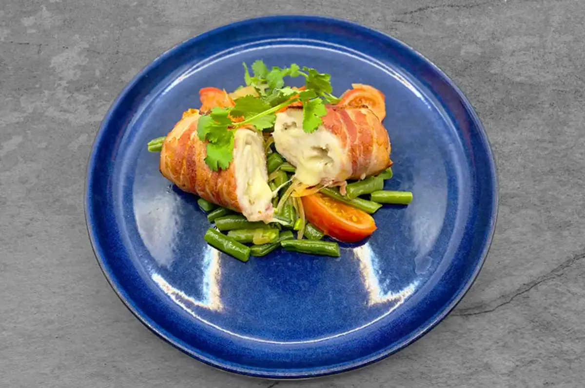 Куриная грудка в беконе с сыром и овощами NEW