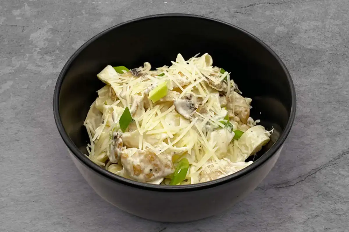 Феттучини с куриной грудкой и грибами