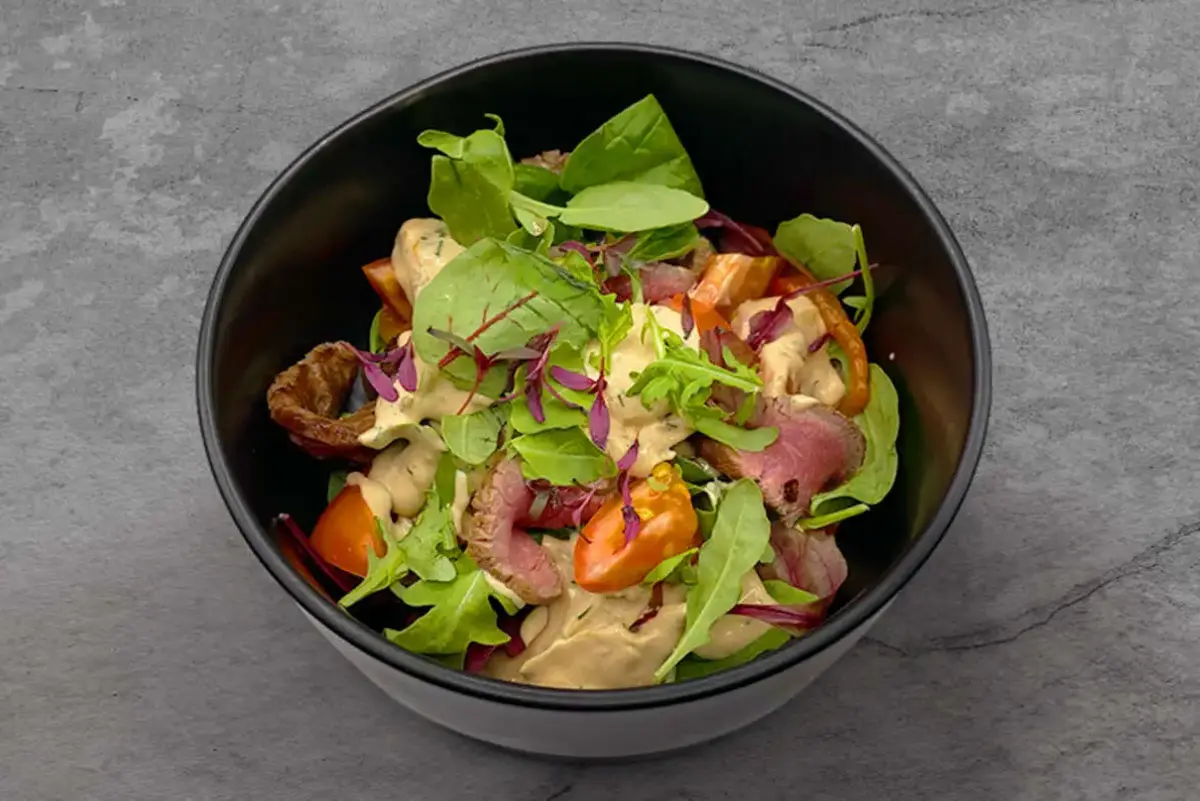 Салат с говядиной, артишоками и томатами