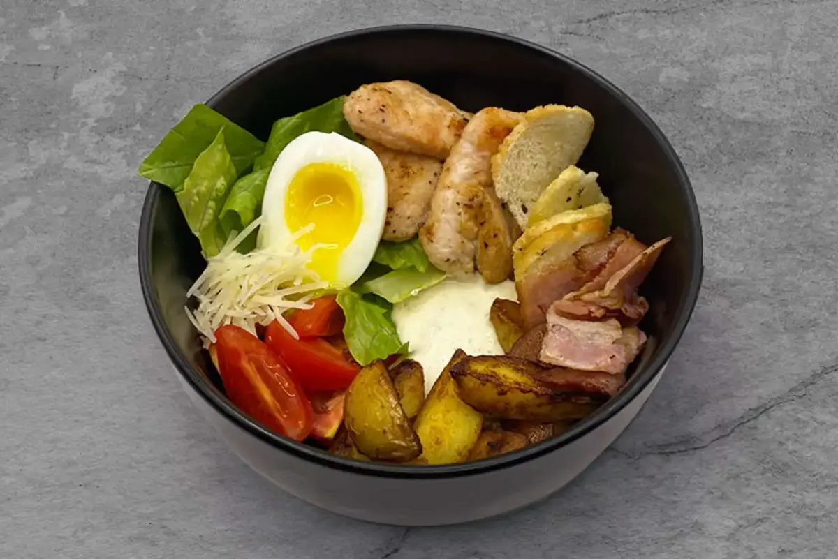 Салат с жареным цыпленком теплый