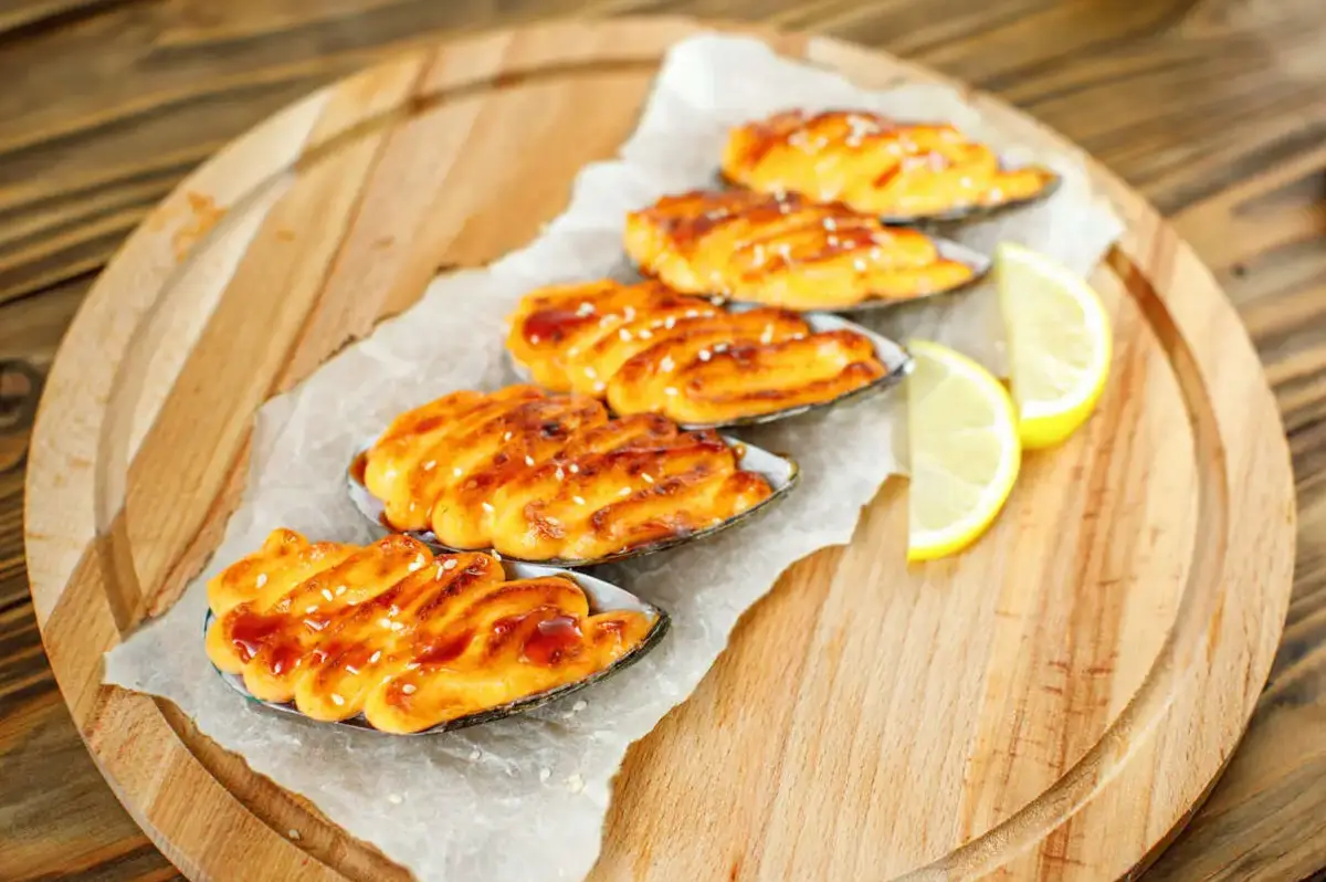 Мидии со спайси соусом запеченные (5 шт)