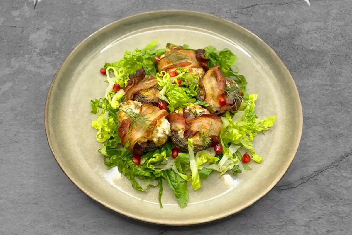 Грибы шампиньоны со сливочным соусом и беконом