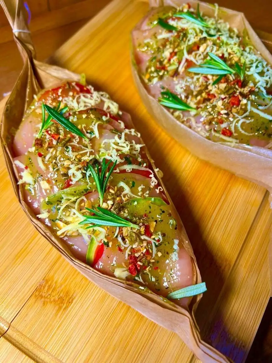 Лодочка с куриным филе, цукини, томатами и сыром