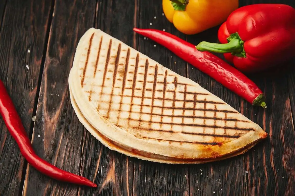 Закрытая пицца с курицей порц.