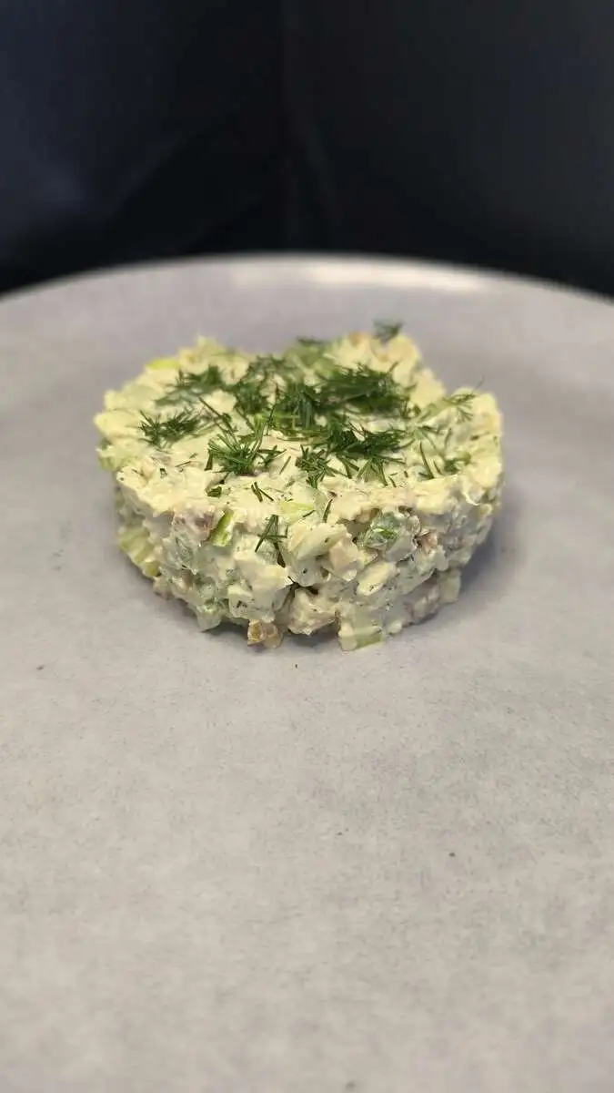 Салат Весенний с курицей, сельдереем, грецкими орешками, заправлен йогуртом