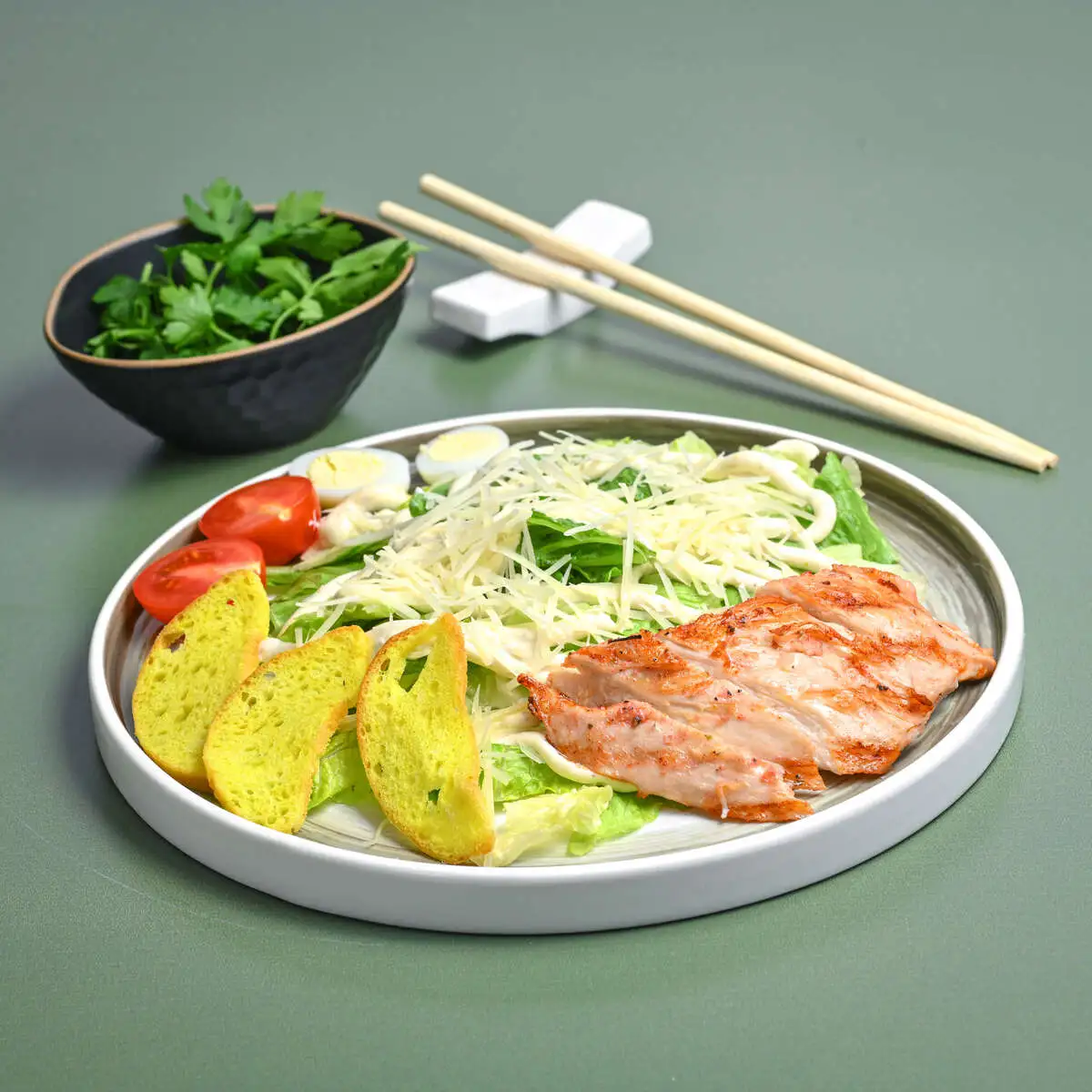 Салат Цезарь с курицей