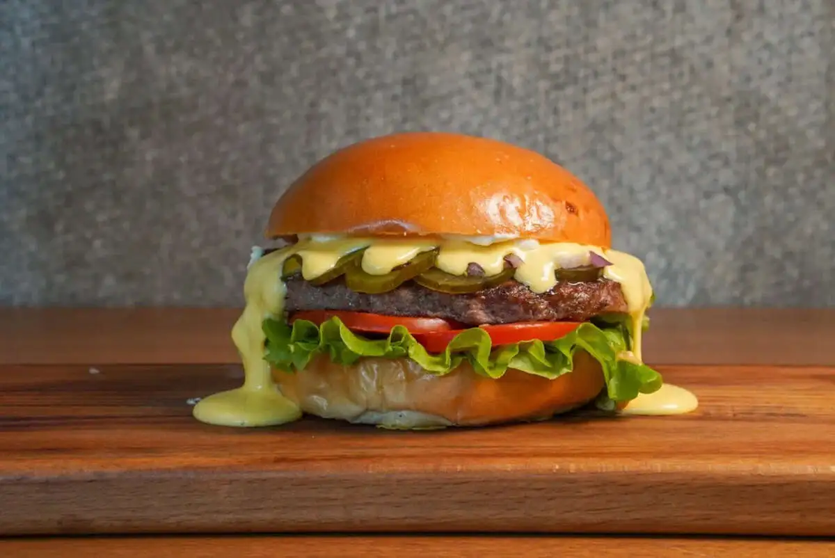 Классический бургер с горячим сыром чеддер 210/70/50 гр.