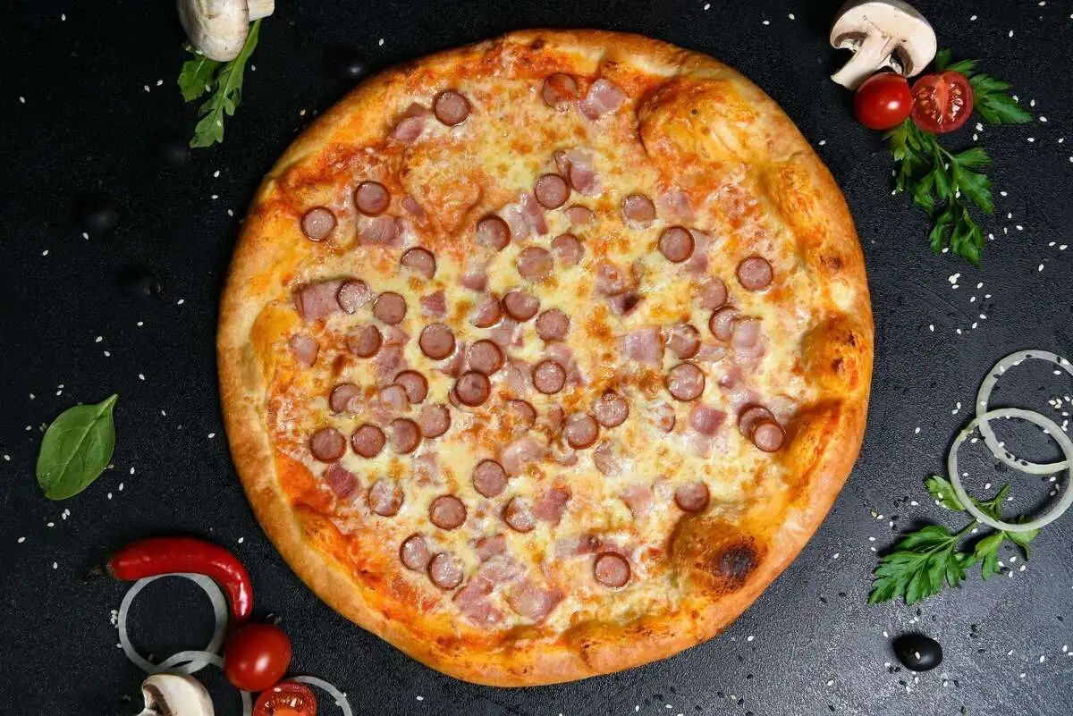 Пицца с колбасками и беконом