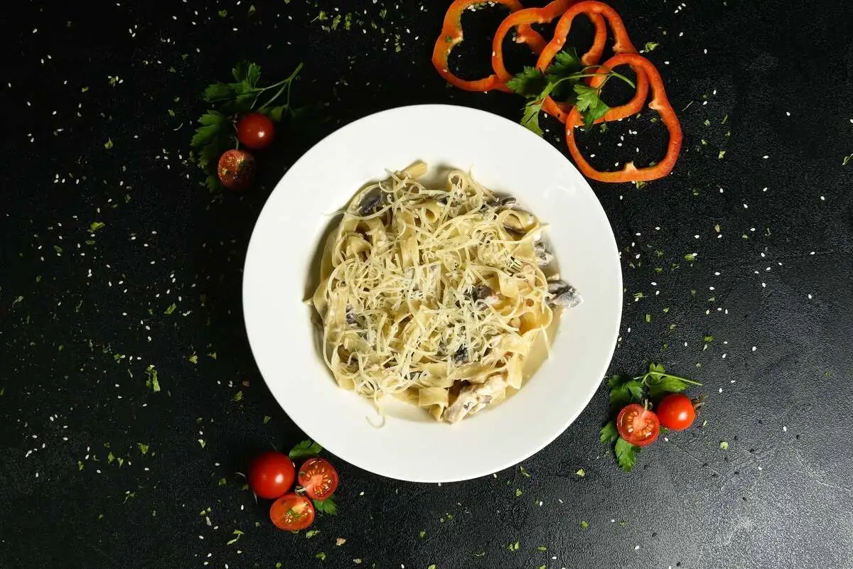 Паста с курицей и грибами