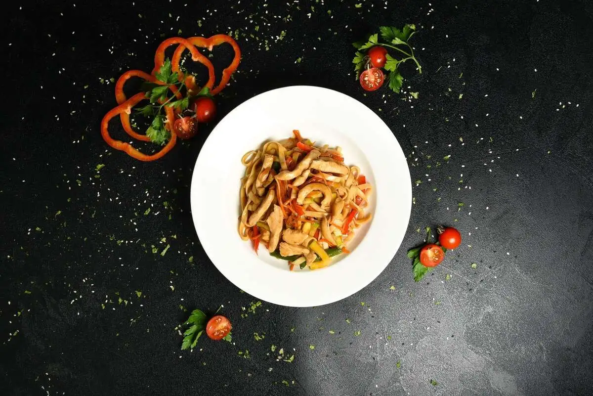 Wok с курицей и овощами