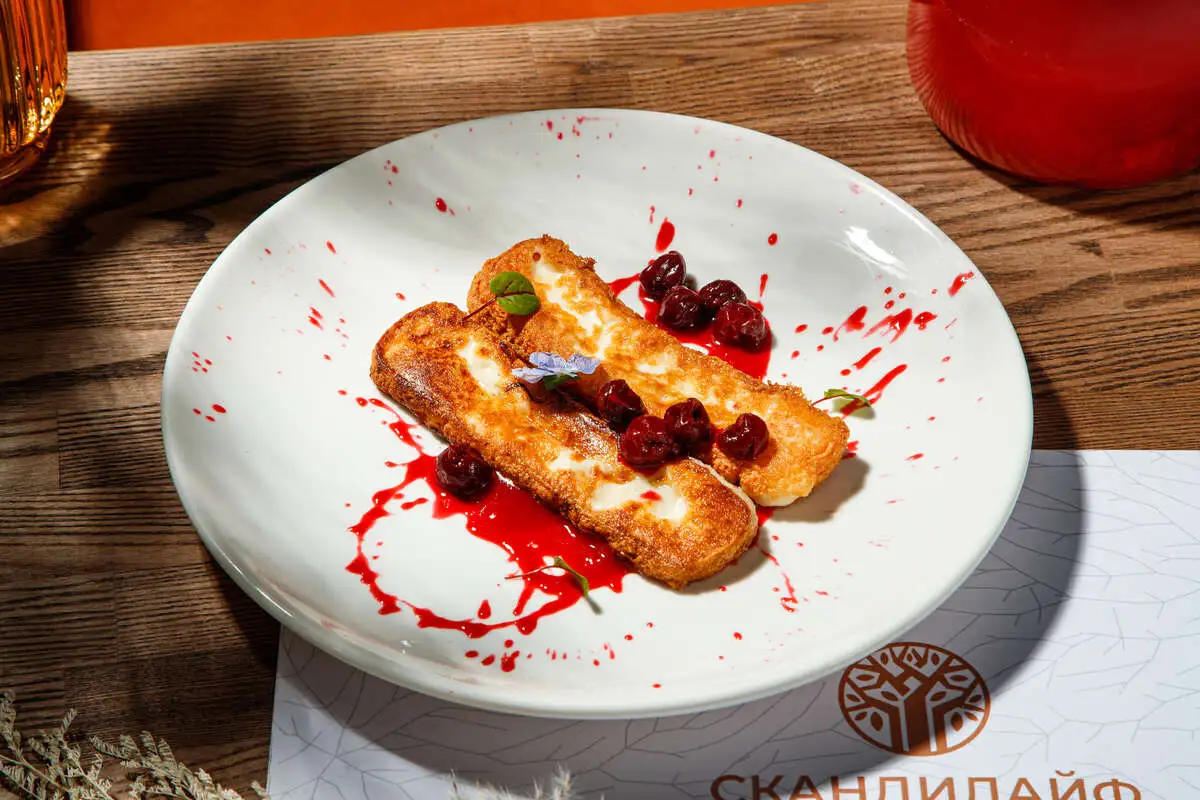 Жаренный сулугуни с вишневым соусом