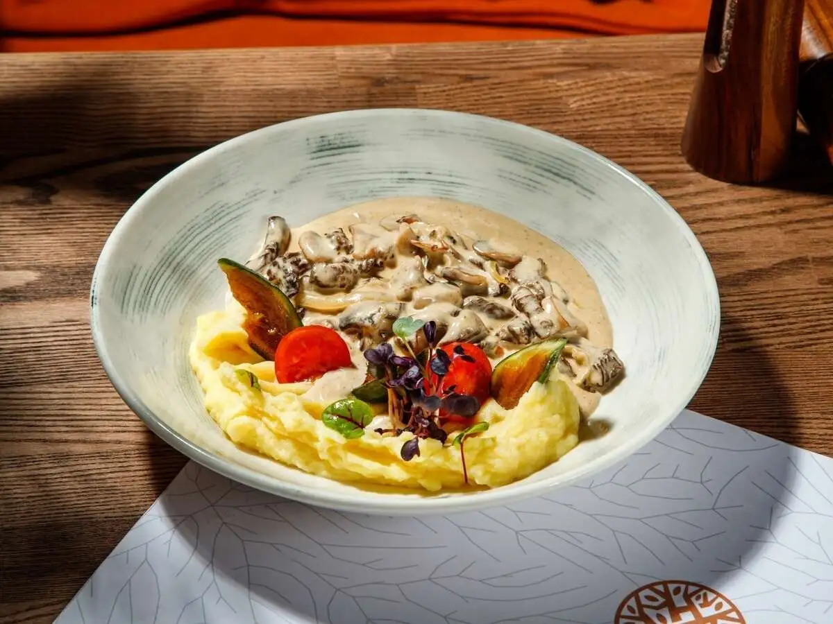 Бефстроганов с картофелем и битым огурцом