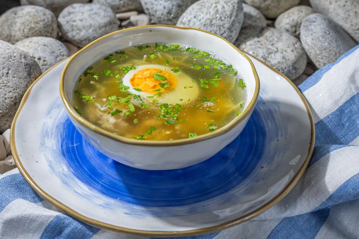 Куриный бульон с яйцом 