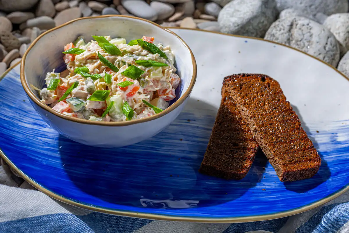 Салат Оливье с курицей