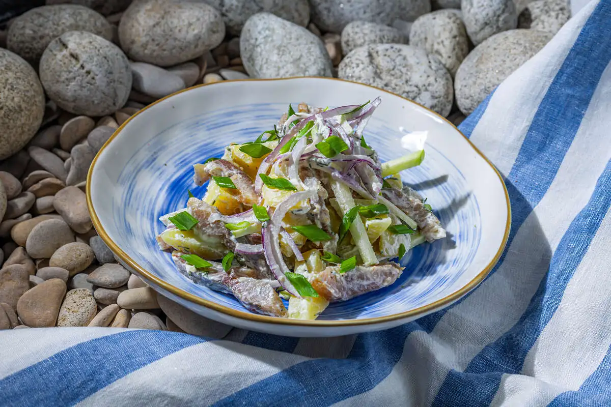 Салат картофельный с сельдью, яблоком и красным луком