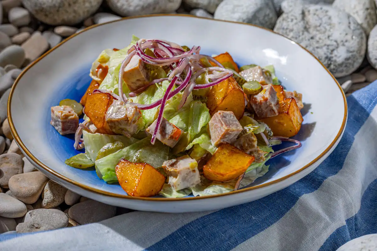 Салат с бужениной, жареным картофелем, корнишонами и красным луком