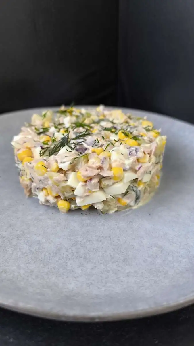 Белковый салат с тунцом и йогуртом