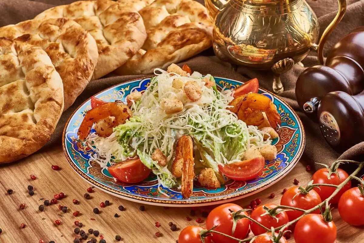 Салат цезарь с креветками