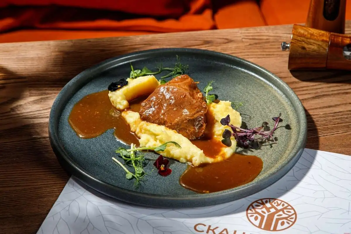 Телячьи щечки в квасе с полентой и кешью