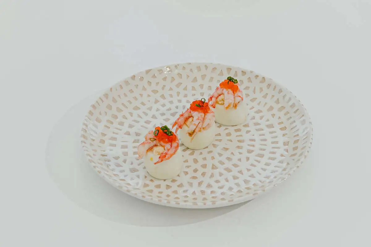 Фаршированные яйца с магаданскими креветками и красной икрой