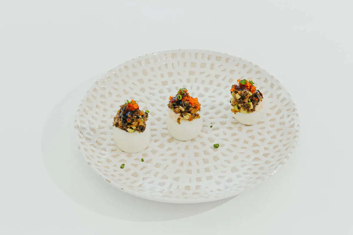 Фаршированные яйца с тартаром из речного угря