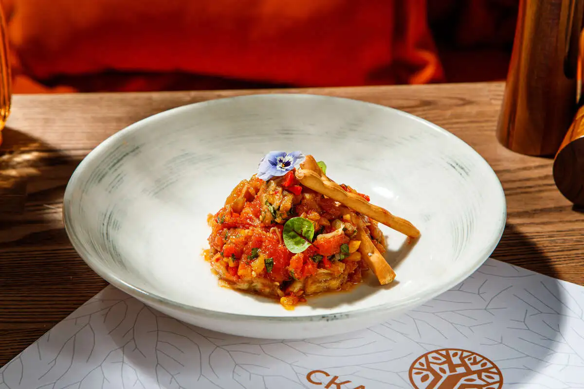 Аджапсандали на лепешке