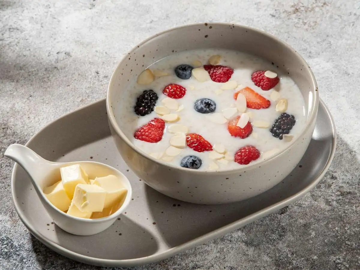 Каша овсяная со свежими ягодами 350г