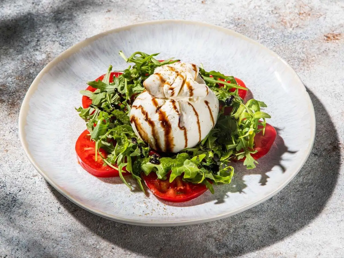 Салат с нежным сыром буррата, сладкими томатами и руколой400г