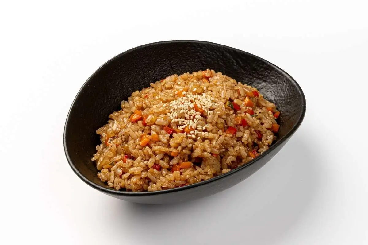 Жареный рис с овощами