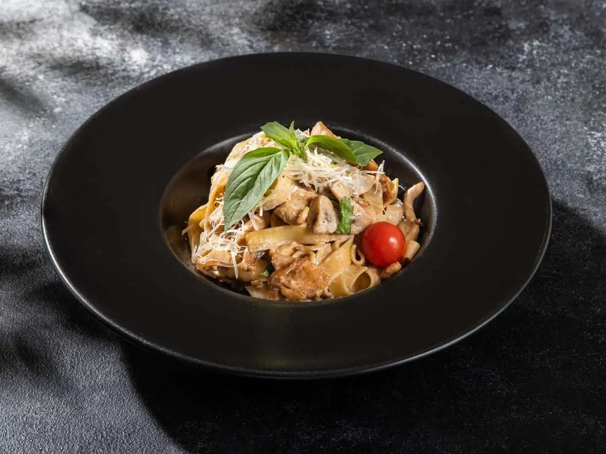 Паста Альфредо с филе цыплёнка и базиликом340г